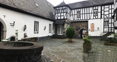 foto innenhof  burg linz/rhein