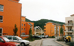 foto strasse mit  seniorenwohnheim